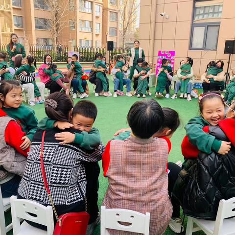 “春风十里，爱在一起”育鸿恩鼎优幼幼儿园女神节亲子活动