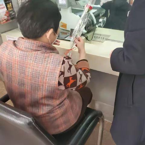 【皖美工行服务】湾里支行向到店女性客户送上节日祝福