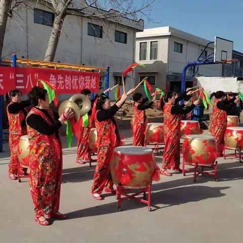 关爱女性庆“三八”争先创优你我她