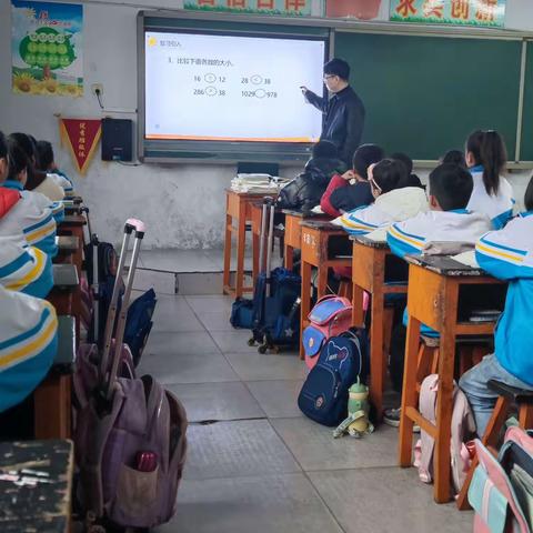 每周听评课活动继续开展