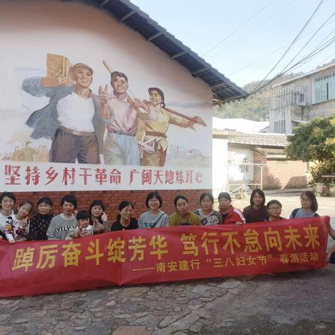 奋斗绽芳华 巧手染未来——东部新区支行开展“三八”妇女节主题活动