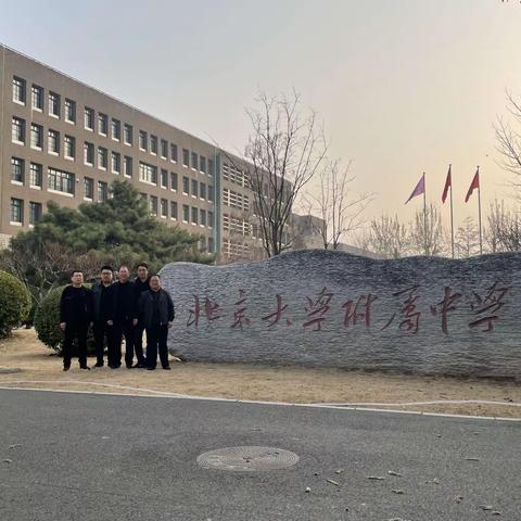 垂柳含絮春日暖，微风和煦求道忙