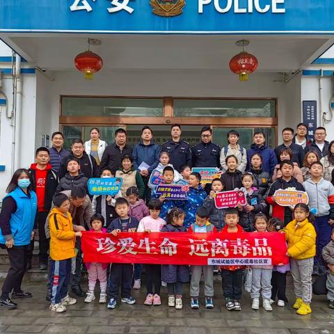 童蒙学法入警营  守法致敬“平安蓝”