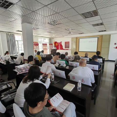 华南社区开展“庆七一”党员大会