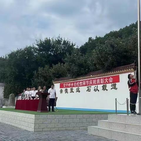 “提灯引路，育梦成光”