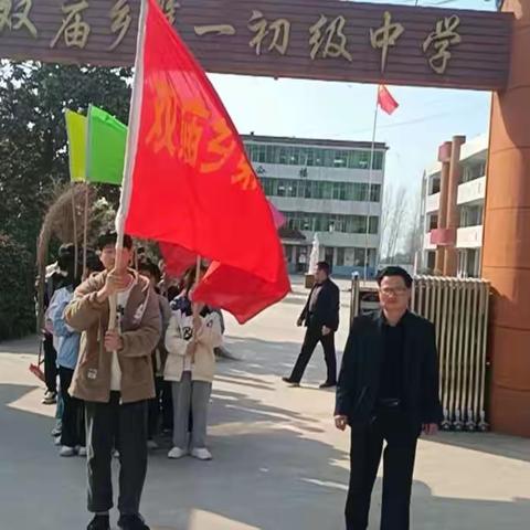 温暖三月风，雷锋伴我行。双庙一中学雷锋在行动。