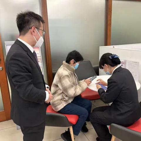 望京坝河东里支行耐心服务客户，挽留客户资金