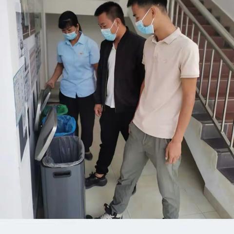 梅联社区开展垃圾分类党员“站桶督导”志愿服务活动。