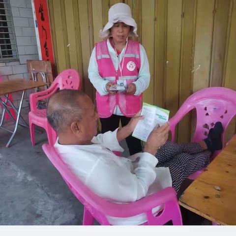 梅联社区开展生活垃圾分类宣传，党员，志愿者“站桶督导”服务活动。