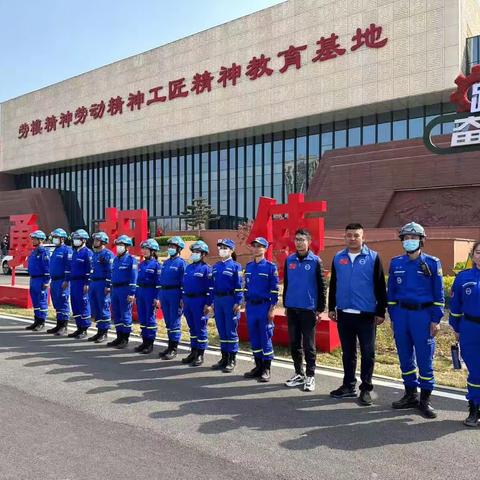 齐河蓝天救援队为师生徒步安全护航