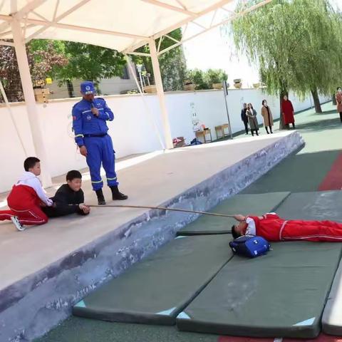 蓝天救援携手齐河县第三实验小学教育集团开展同心防溺水安全教育演练