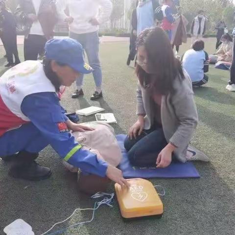 蓝天救援队走进第五中学开展防溺水及应急救护技能培训