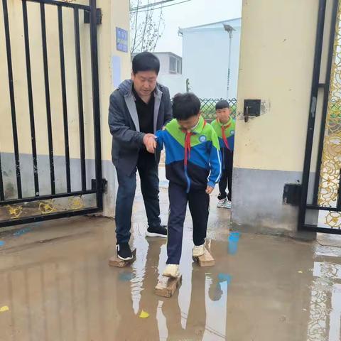 【关爱学生幸福成长】大雨无情人有情，安全护航显真情