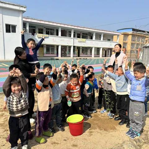 弥陀镇中心幼儿园中（二）班植树节活动