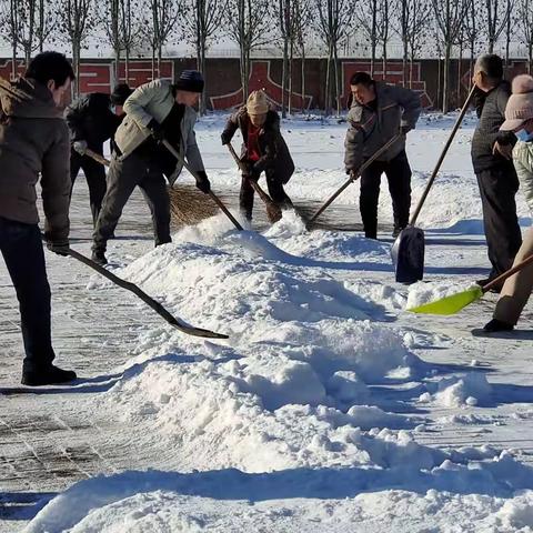 寒冬初雪，情满校园—孙镇小学学生家长扫雪记