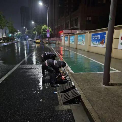 东山街道综合行政执法大队清理疏通雨水管道 确保雨季排水畅通