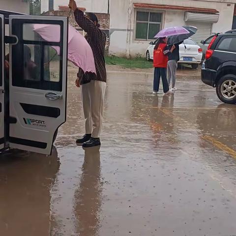 伞下写满真情，雨中见证师爱——步步高学校校长、老师雨中迎接孩子返校