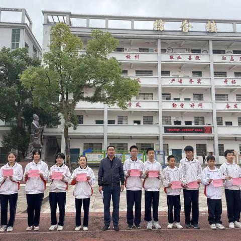 爱心托起希望，助学造福桑梓——拿山小学举行浙江霸悦·慈善雨露助学金发放仪式