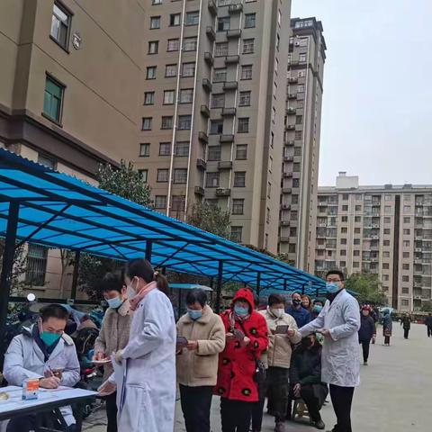 柏梁卫生院走进海棠社区，开展“健康行、邻里情”义诊服务。