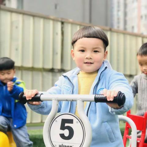 品格书香幼儿园三月第五周专注小鹿班生活记录