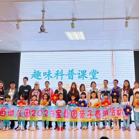 春游😊拍照📷记录📝让快乐有迹可循✌️在车上的我们很开心，兴奋这次的春游之旅。