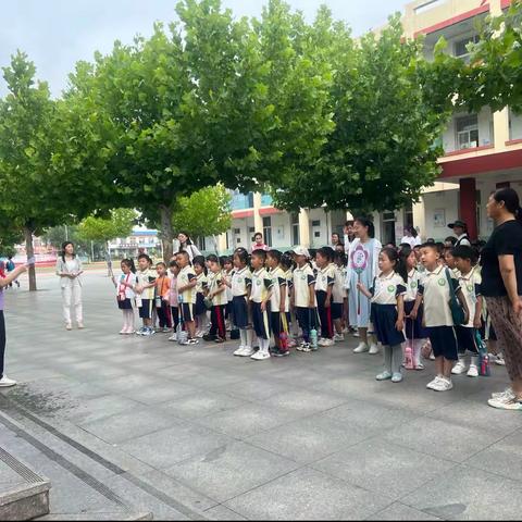 走进小学、“幼”见成长—文疃镇中心幼儿园米奇妙妙班走进小学参观活动