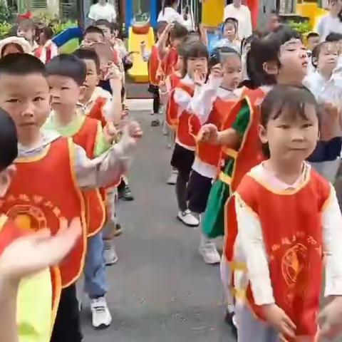 【菠萝班🍍】春意浓,趣盎然——草坪故事会活动