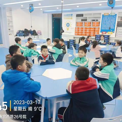 唐宫西路小学机器人社团作品《不倒翁》