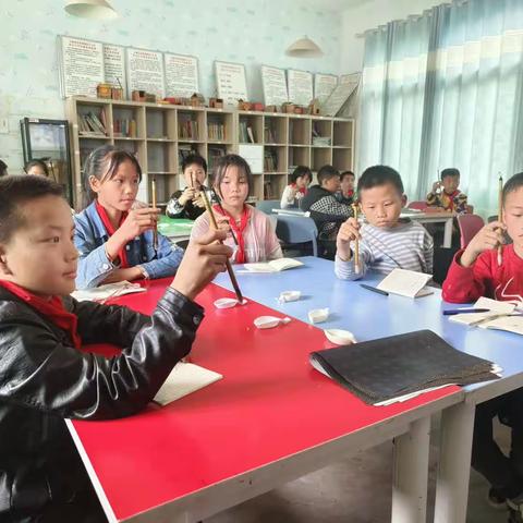 后川小学萌萌小行之家书法课——初识毛笔