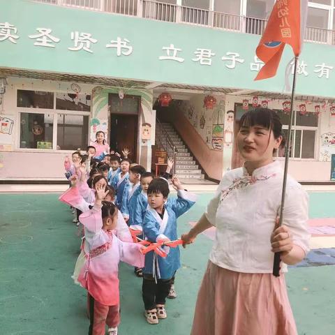 严老师国学幼儿园大二班社会实践课《诵读经典》