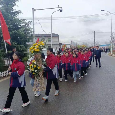 缅怀先烈 继承遗志 做有志少年——范里镇中心小学清明节扫墓活动