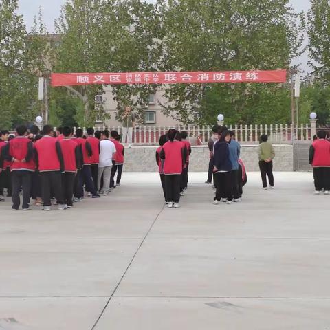 张镇中学举行消防演练