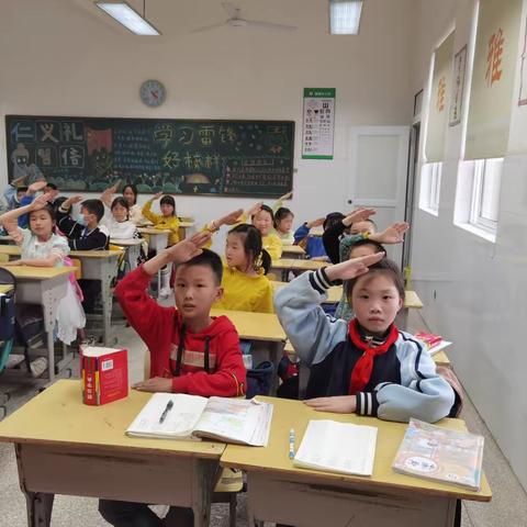 雅塘村小学2001班课桌舞