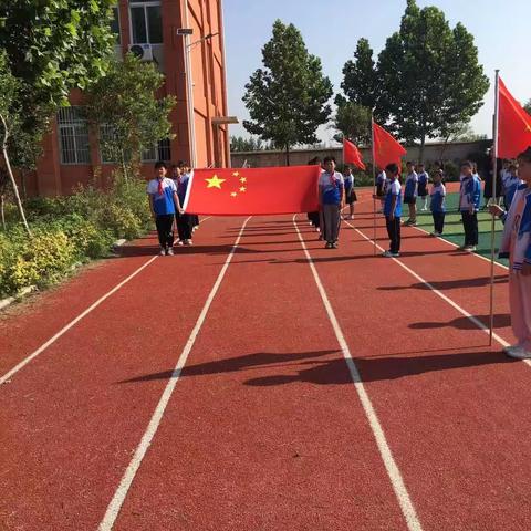 常乐集镇李楼小学开展“学习二十大，争做好队员”新少先队员入队仪式