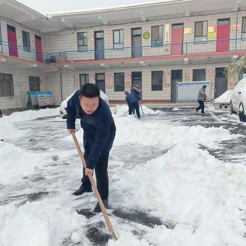 干群合力齐清雪，群众出行有保障