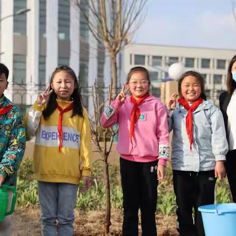 承劳动精神  献绿色爱心——人民路小学植树节主题活动纪实（副本）