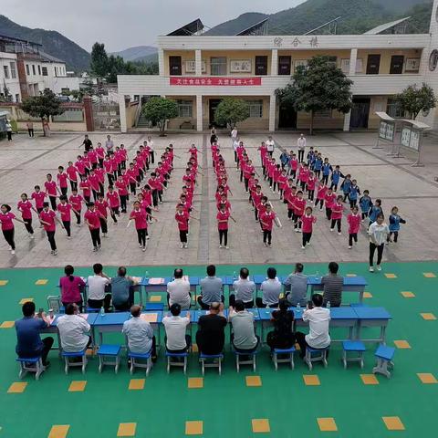 西簧乡卧龙岗中心小学举行德育成果展演活动