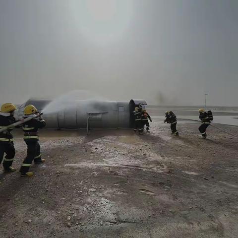 携手灭火情，彰显战友情