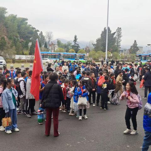 缅怀先烈  继承遗志 接续伟业  争当红色少年一一湖北通城红军小学 南鄂寄宿小学清明前夕祭扫英烈