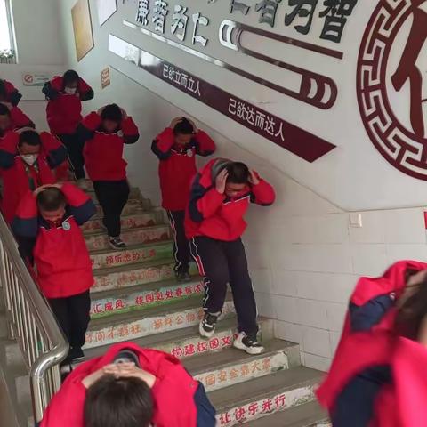 “三抓三促”我们在行动--丰乐镇九年制学校积极开展应急避险与消防灭火演练活动