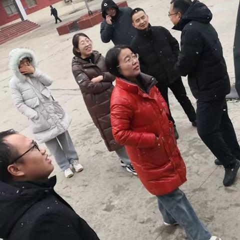 下雪🌨啦，今天下午我们全体政教处人员和高一年级主任大门口联查学生违禁物品。