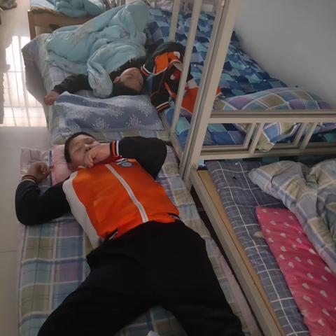 中午静悄悄，午休睡得好             —梁才中心学校五级部