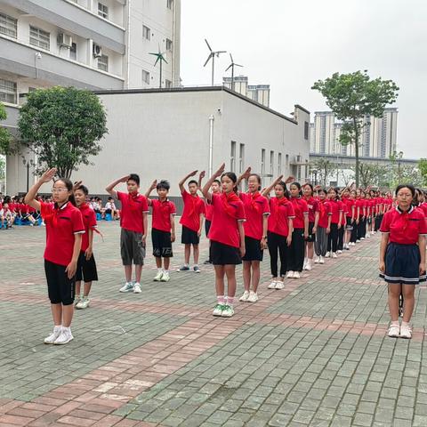 柳州市鹅山路小学教育集团西堤校区少先队员队风队纪“六比六赛”活动