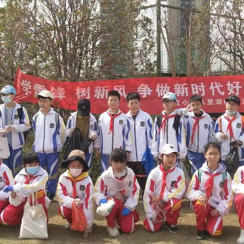 “雷锋月”遇上植树节 “志愿红”播种“环保绿”