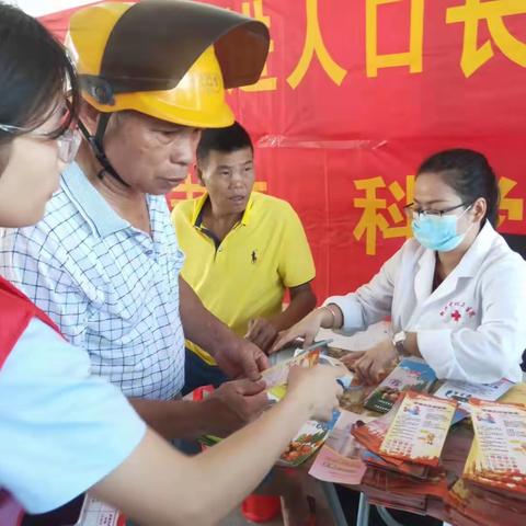 新兴镇开展义诊暨“护苗”行动、推广国家反诈APP及禁毒宣传