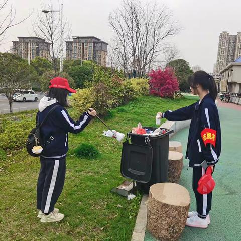 暖春三月学雷锋 乐于助人好少年