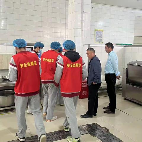 守护舌尖上的安全——枣庄市第十八中学安全处进行校园食品安全检查