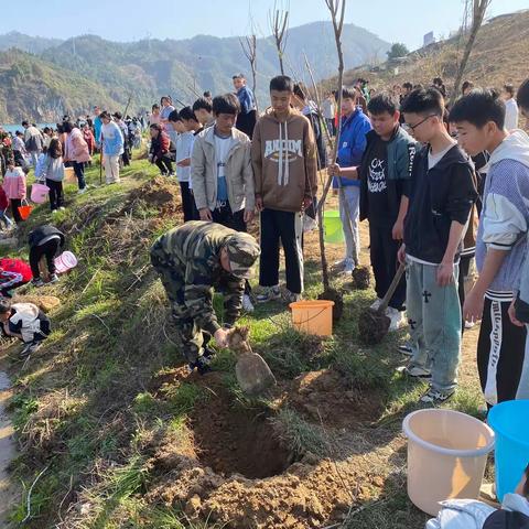 仙人湾瑶族乡初级中学：“发扬雷锋精神，共建绿色家园”主题植树活动