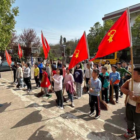 松江联合学校霭市小学开展“学雷锋”环境清扫活动