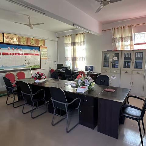 松江联合学校霭市小学开展“三室评比”活动